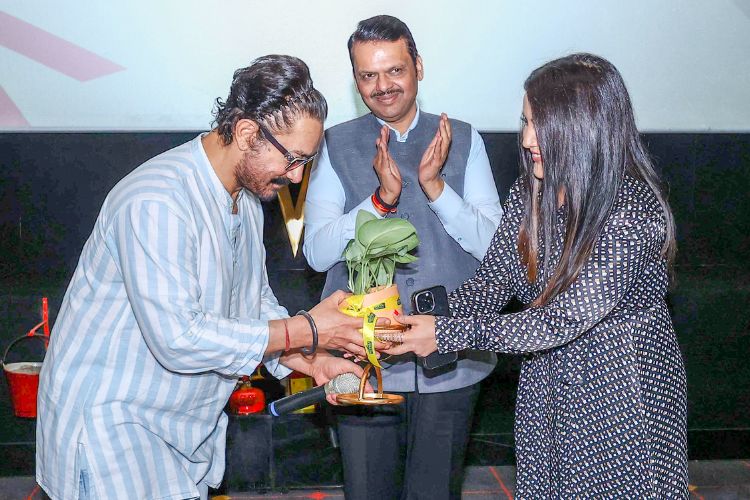 'सितारे जमीन पर'च्या खास स्क्रीनिंगवेळी मुख्यमंत्री देवेंद्र फडणवीस, त्यांच्या पत्नी अमृता फडणवीस आणि अभिनेता आमिर खान 