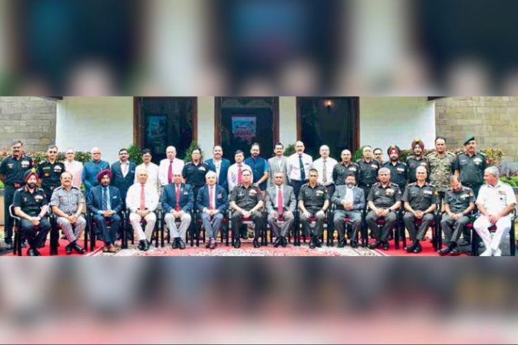 पुण्यातील कॉलेज ऑफ मिलिटरी इंजिनिअरिंग (सीएमई) येथे एका विशेष चर्चासत्रावेळी अधिकारी व अभियंते