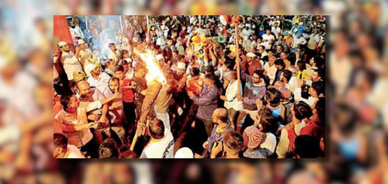 कोल्हापुरात मशालींच्या उजेडात बाबूजमाल तालीम येथील नाल्या हैदर पंजा गुरुवारी रात्री भेटीसाठी बाहेर पडला