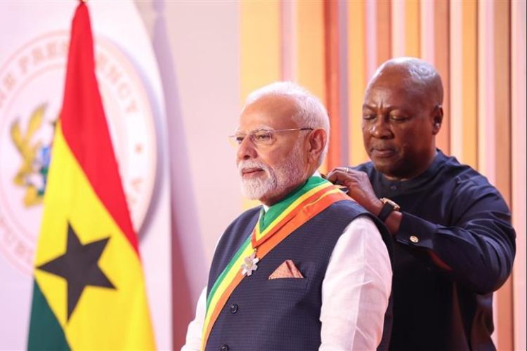 पंतप्रधान नरेंद्र मोदी यांच्यासमवेत घानाचे अध्यक्ष जॉन द्रमानी महामा