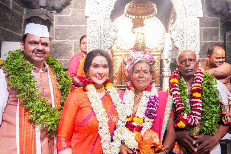 मुख्यमंत्री देवेंद्र फडणवीस यांच्या पत्नी अमृता फडणवीस यांनी मानाचे वारकरी उगले दाम्पत्य यांच्यासमवेत केली विठ्ठलाची महापूजा  