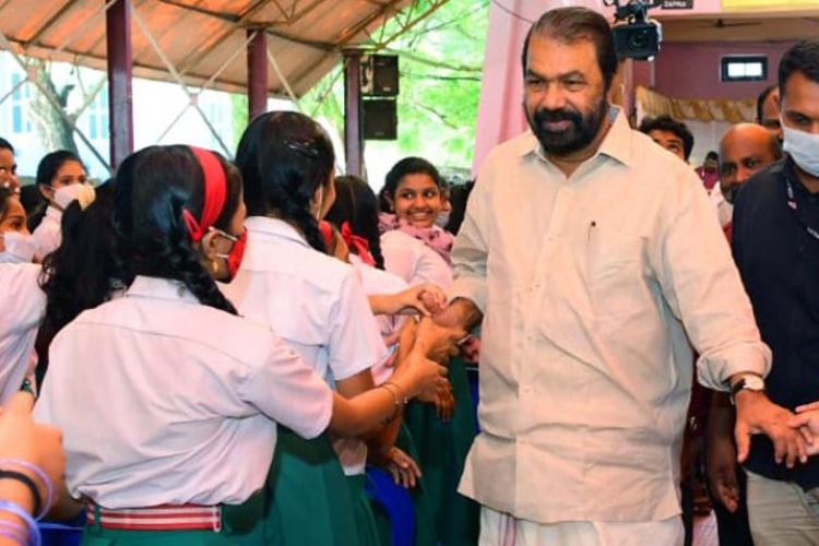 केरळचे शिक्षण मंत्री व्ही. शिवनकुट्टी
