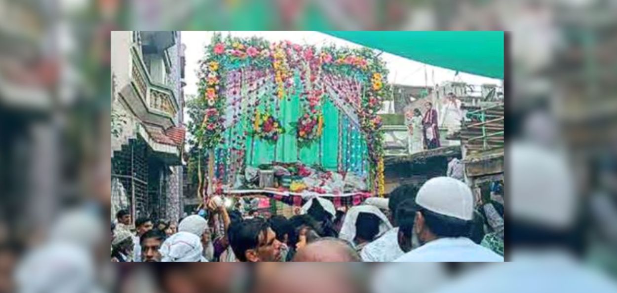 यावल शहरात गुरुवारी निघालेल्या पेहरन ए-शरीफ मिरवणुकीत सहभागी सर्वधर्मीय बांधव