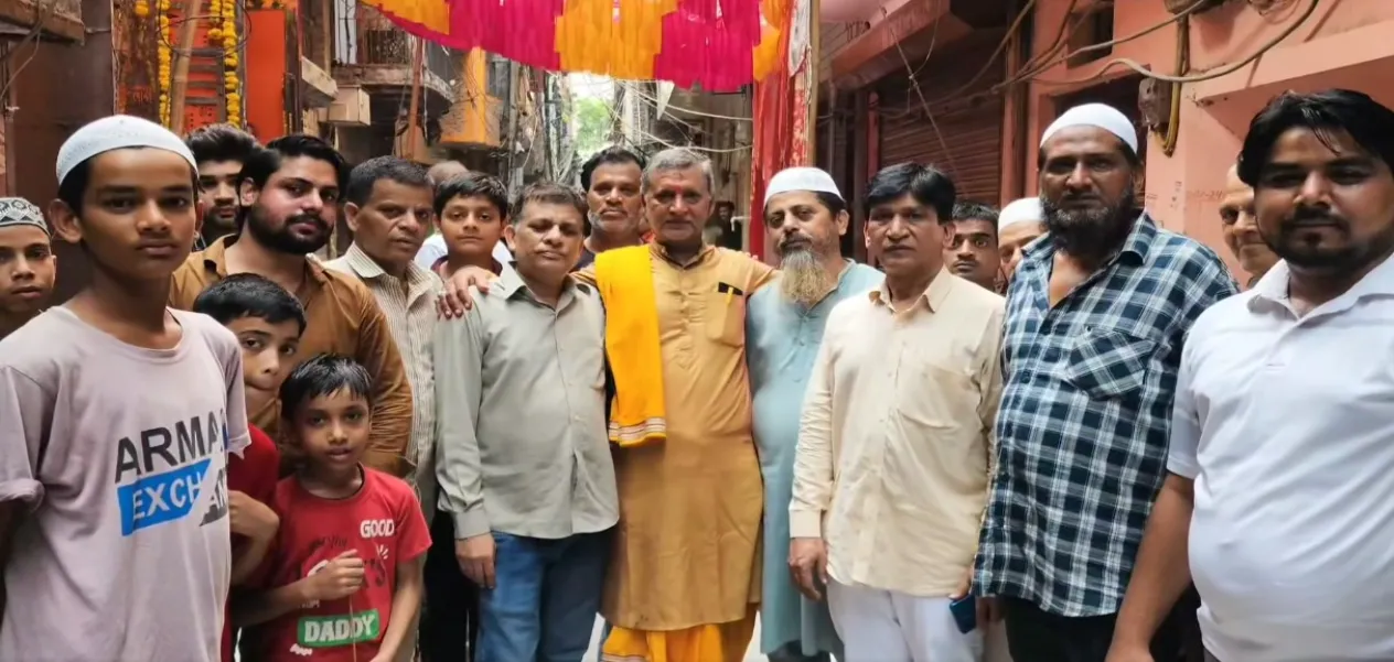 मंदिर पुनर्निर्माणात सहभागी झालेलं जाफराबाद परिसरातील हिंदू-मुस्लीम बांधव 