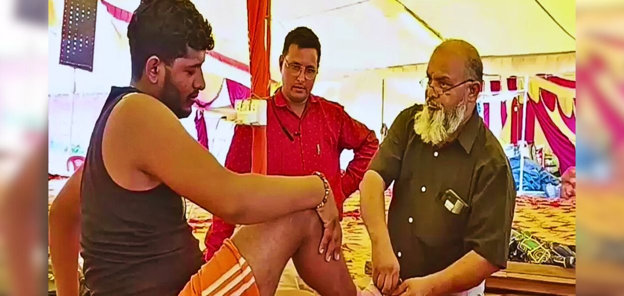 कांवड यात्रेकरूंना सेवा देताना डॉ. बाबू खान