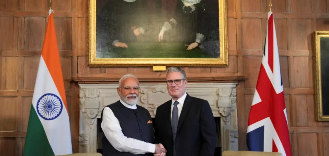 इंग्लंडमधील आयल्सबरी येथील चेक्वर्समध्ये झालेल्या द्विपक्षीय बैठकीदरम्यान ब्रिटनचे पंतप्रधान कीर स्टार्मर (उजवीकडे) आणि भारताचे पंतप्रधान नरेंद्र मोदी (डावीकडे) हस्तांदोलन करताना