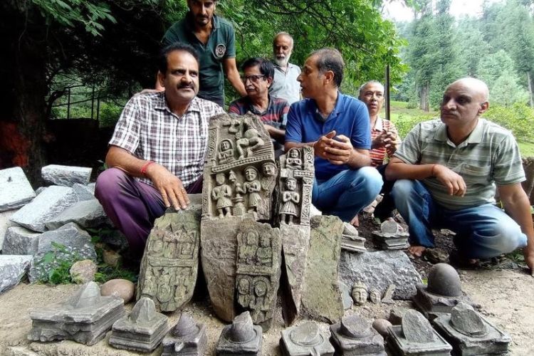 उत्खननात सापडलेल्या मुर्त्या दाखवताना अधिकारी 