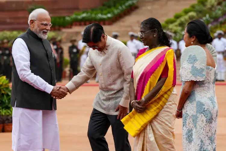 फिलीपिन्सचे राष्ट्राध्यक्ष मार्कोस यांचे राष्ट्रपती भवनात औपचारिक स्वागत