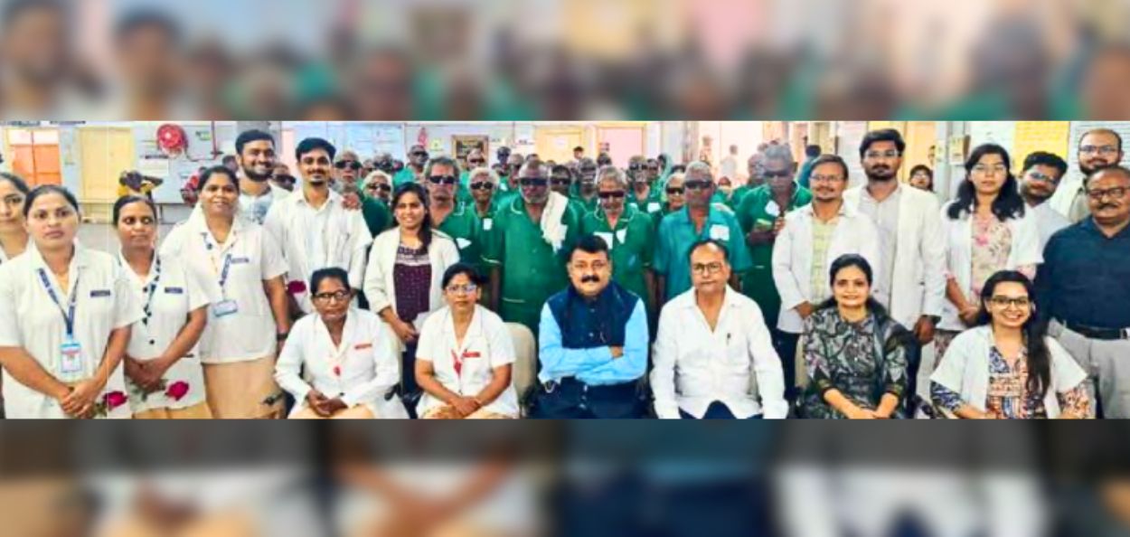 हिरे शासकीय वैद्यकीय महाविद्यालयाच्या जिल्हा सर्वोपचार रुग्णालयात ५१ रुग्णांवर मोतीबिंदू शस्त्रक्रिया झाल्यानंतर चष्मे वाटपावेळी उपस्थित डॉक्टर व परिचारिका