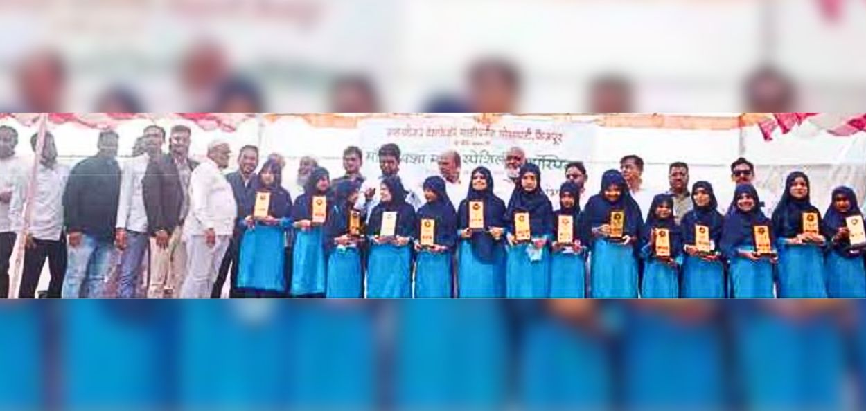 अल खिज़र सोसायटीतर्फे आयोजित दहावी-बारावीतील उत्तीर्ण विद्यार्थ्यांच्या सत्कार समारंभात सहभागी विद्यार्थी 