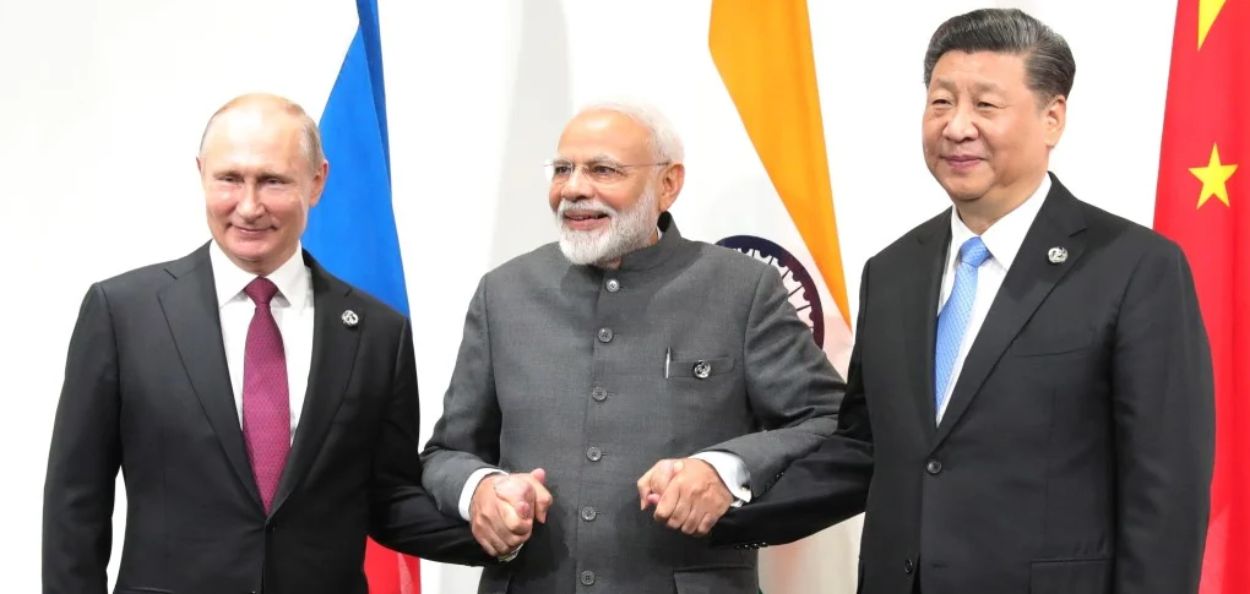रशियाचे राष्ट्रपती व्लादिमीर पुतिन, भारताचे पंतप्रधान नरेंद्र मोदी आणि चीनचे राष्ट्राध्यक्ष शी जिनपिंग 