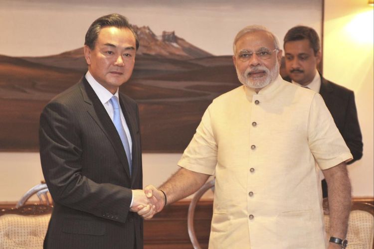 पंतप्रधान नरेंद्र मोदी यांच्यासमवेत चीनचे परराष्ट्र मंत्री वांग यी