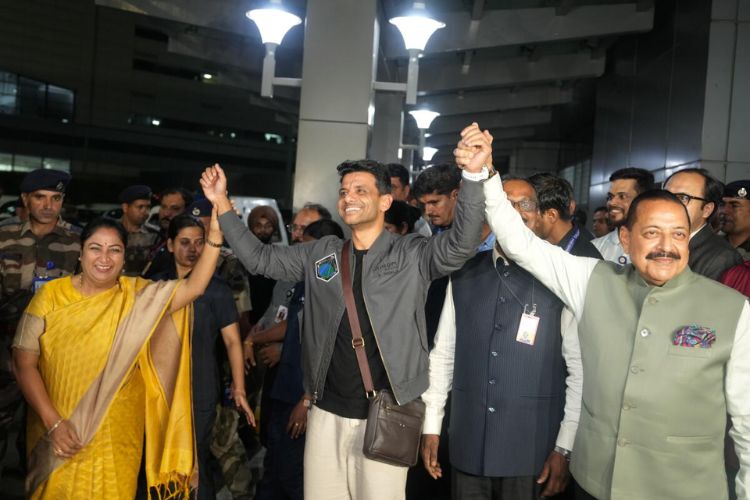 अवकाशात जाणारा दुसरा भारतीय म्हणून नावलौकिक कमाविलेले अंतराळवीर शुभांशू शुक्ला यांचे रविवारी येथील विमानतळावर स्वागत करताना दिल्लीच्या मुख्यमंत्री रेखा गुप्ता आणि केंद्रीय मंत्री जितेंद्र सिंह