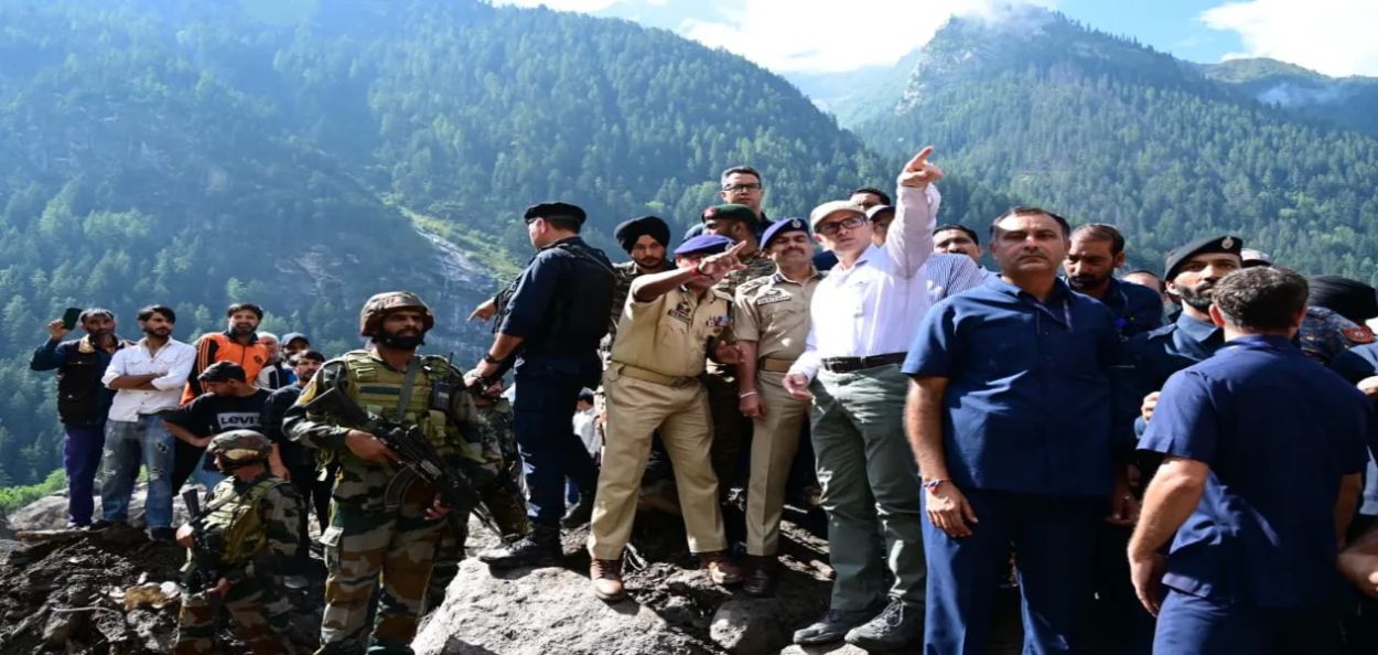 जम्मूमध्ये ढगफुटी आणि भूस्खलन झालेल्या प्रदेशाची पाहणी करताना मुख्यमंत्री उमर अब्दुल्ला