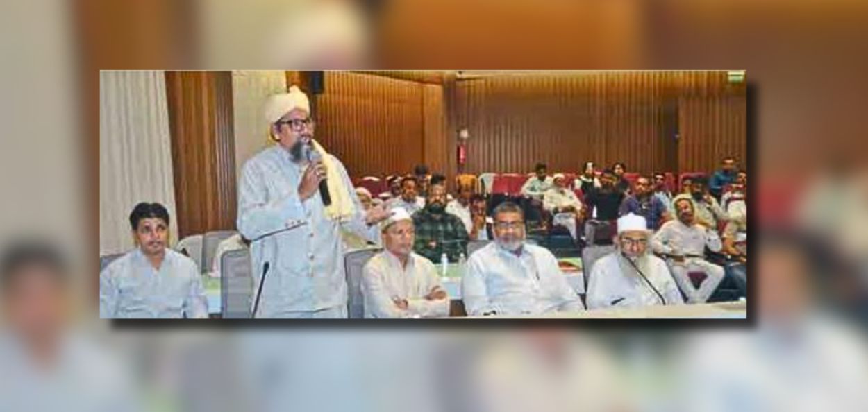 शांतता समितीच्या बैठकीत भूमिका मांडताना सिरत कमिटीचे सदस्य