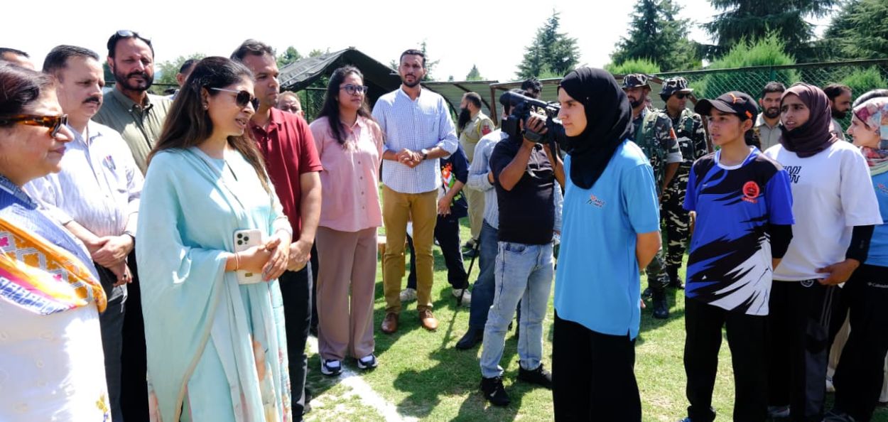 केंद्रीय युवा व्यवहार आणि क्रीडा राज्यमंत्री रक्षा खडसे यांनी जम्मू-काश्मीरमध्ये क्रीडा स्पर्धांचा आढावा घेतला