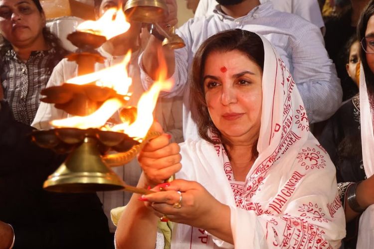 दिग्दर्शिका फराह खान ऋषिकेशमध्ये गंगा आरती करताना 