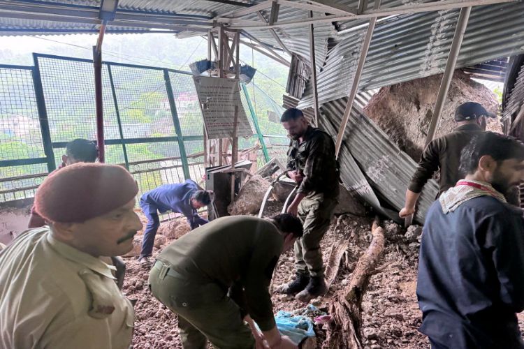 बचावकार्यात गुंतलेले सैनिक 