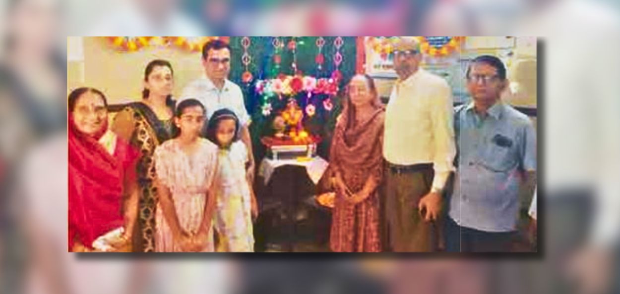 गणपतीची स्थापना करताना बोहरी कुटुंब 