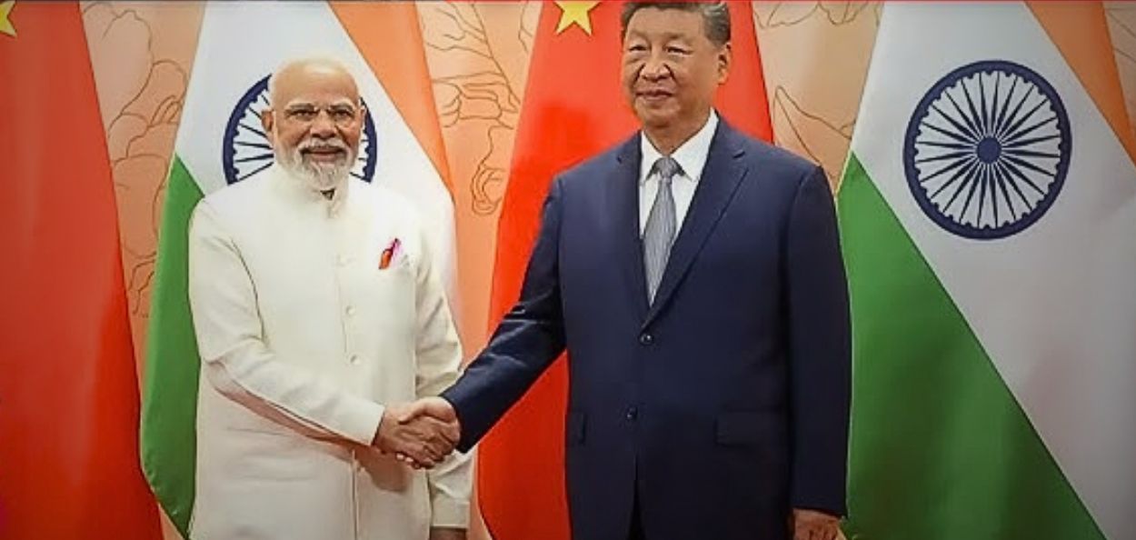 पंतप्रधान नरेंद्र मोदी यांच्यासमवेत चीनचे राष्ट्राध्यक्ष शी जिनपिंग