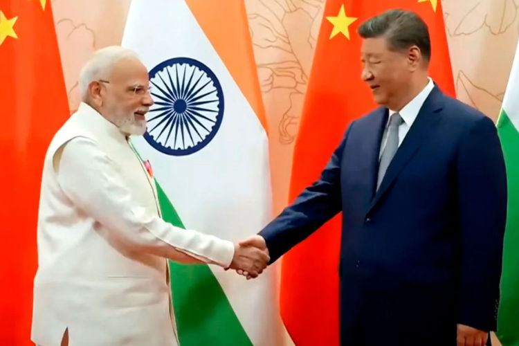 पंतप्रधान नरेंद्र मोदी यांच्यासमवेत चीनचे राष्ट्राध्यक्ष शी जिनपिंग