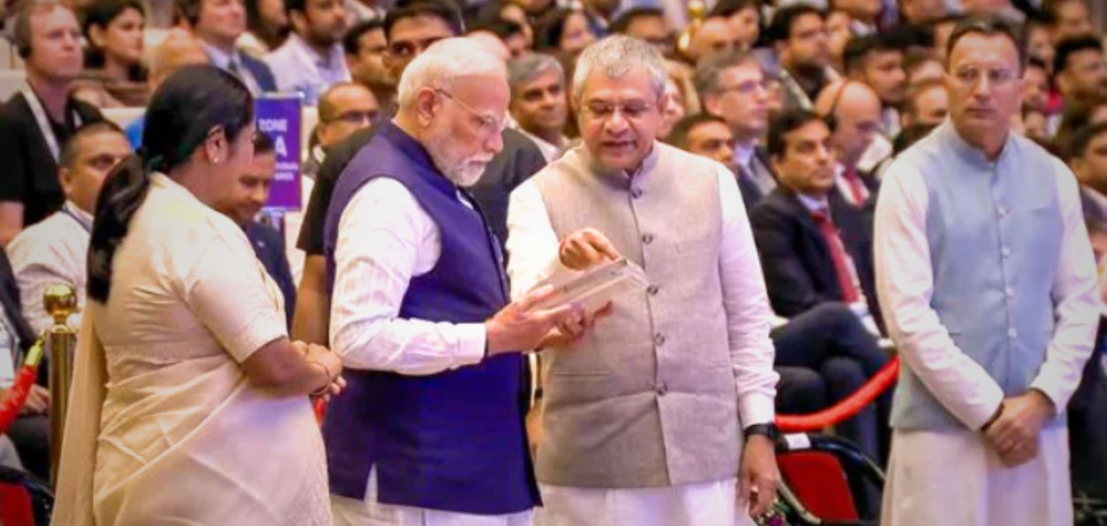 'विक्रम- ३२०१'चे पंतप्रधान नरेंद्र मोदींच्या हस्ते अनावरण