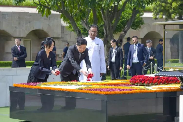 सिंगापूरच्या पंतप्रधानांनी वाहिली महात्मा गांधींना आदरांजली