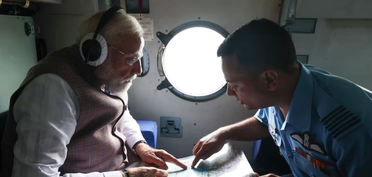 पंतप्रधान नरेंद्र मोदी हिमाचलमधील पूरग्रस्त भागांमध्ये हवाई सर्वे करताना  