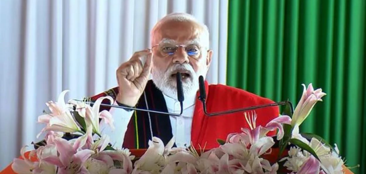 मणिपूरमधील नागरिकांशी संवाद साधताना पंतप्रधान मोदी 