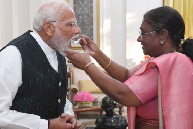 राष्ट्रपती द्रौपदी मुर्मू यांनी पंतप्रधान नरेंद्र मोदी यांना त्यांच्या ७५व्या वाढदिवसानिमित्त शुभेच्छा दिल्या