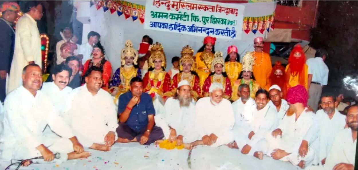 मेवातच्या रामलीलामधील मुस्लीम कलाकार आणि समितीचे सदस्य 