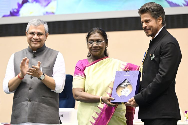 'जवान' चित्रपटासाठी शाहरुख खानला राष्ट्रपती द्रौपदी मुर्मू यांच्या हस्ते पहिला राष्ट्रीय पुरस्कार प्रदान   