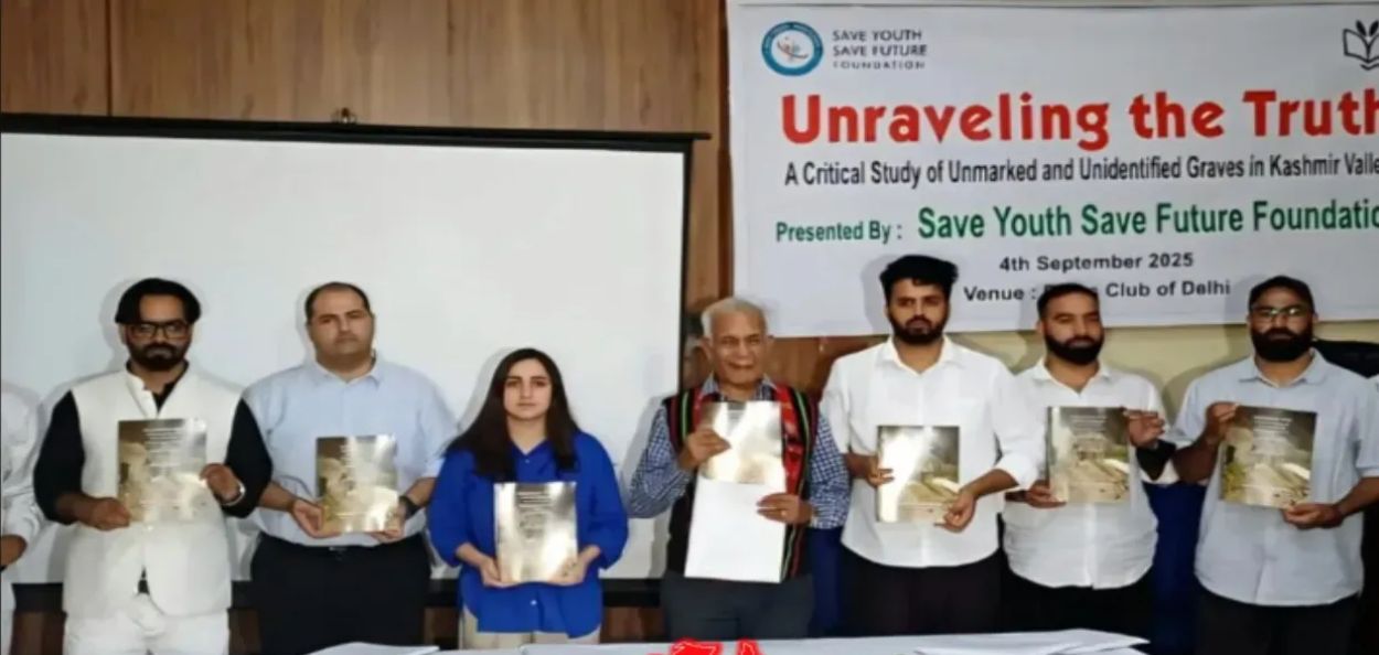 दिल्लीत काश्मीरमधील निनावी कबरींवरील अहवाल प्रकाशित करताना सेव्ह युथ सेव्ह काश्मीरचे स्वयंसेवक