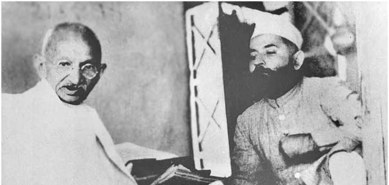 मुस्लीम सहकाऱ्यासोबत महात्मा गांधी 