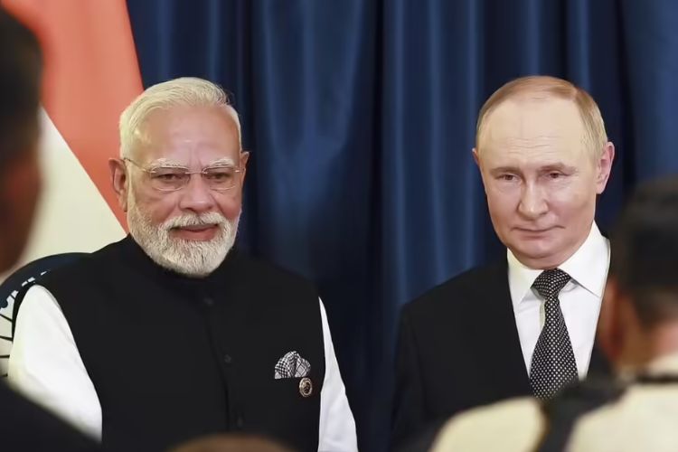 पंतप्रधान नरेंद्र मोदी यांच्यासमवेत रशियाचे अध्यक्ष व्लादिमीर पुतीन
