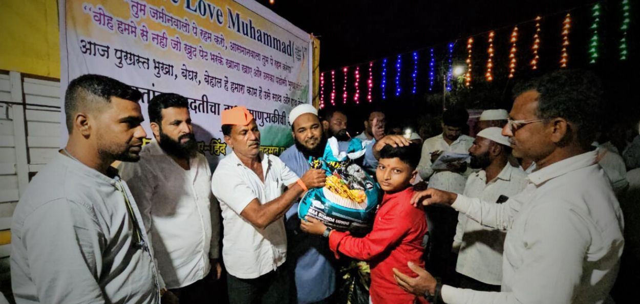 धाराशिव जिल्ह्यातील पूरग्रस्तांची मदत करताना हिंदू-मुस्लीम कार्यकर्ते 
