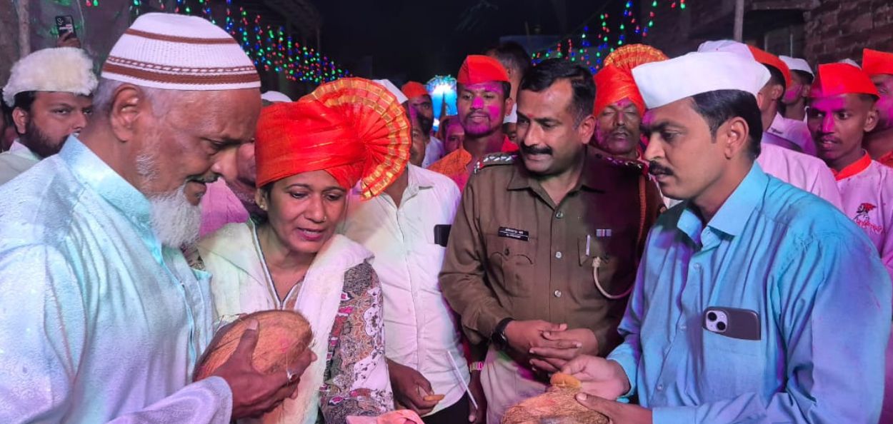 दर्गा ट्रस्टच्या अध्यक्षा शकीला पटेल, वाठार स्टेशन पोलीस ठाण्याचे सहाय्यक पोलीस निरीक्षक अविनाश माने आणि दोन्ही समाजातील नागरिक एकमेकांना शुभेच्छा देताना