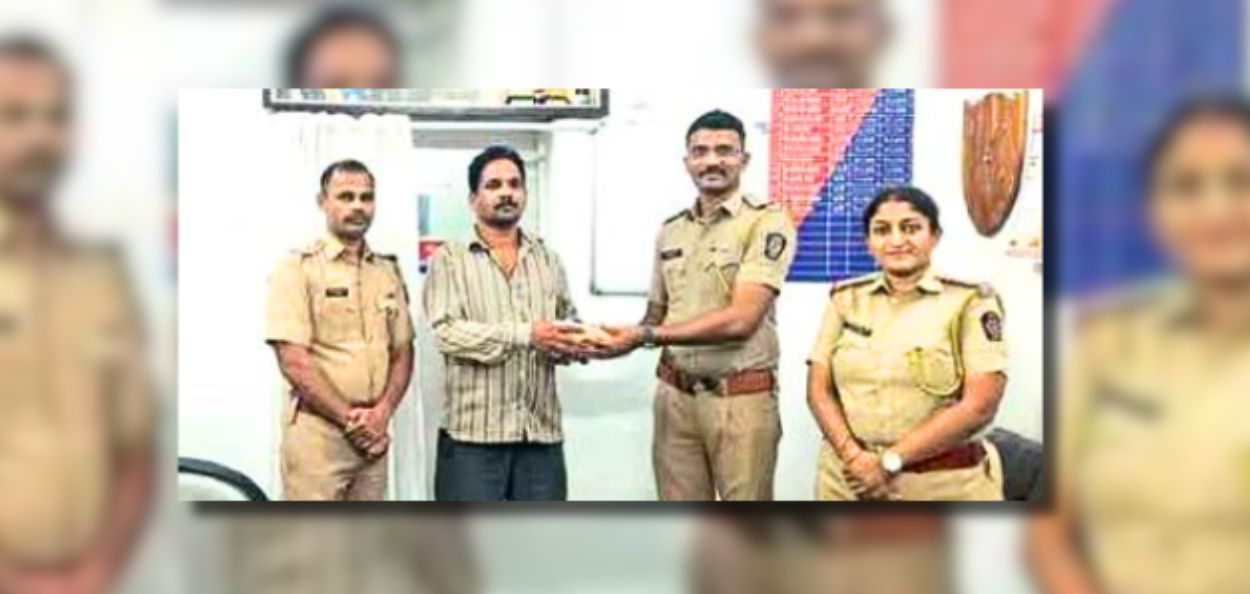 इब्राहिम खलिफे यांचा सत्कार करताना पोलिस निरीक्षक अमित यादव, सहायक पोलिस निरीक्षक दीपज्योती पाटील आणि पोलिस उपनिरीक्षक सुधीर उबाळे