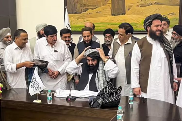  तालिबानचे परराष्ट्रमंत्री अमीर खान मुत्तकी यांच्याशी संवाद साधताना अफगाणिस्तानमधील हिंदू आणि शीख समुदाय
