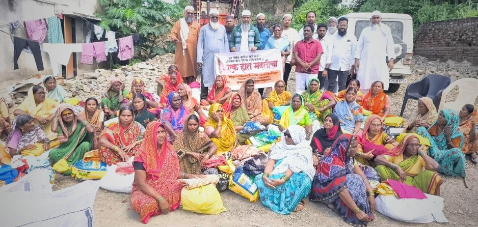 पूरग्रस्तांना मदत करताना 'जमीयेत ऊलमा ए हिंद'चे कार्यकर्ते 