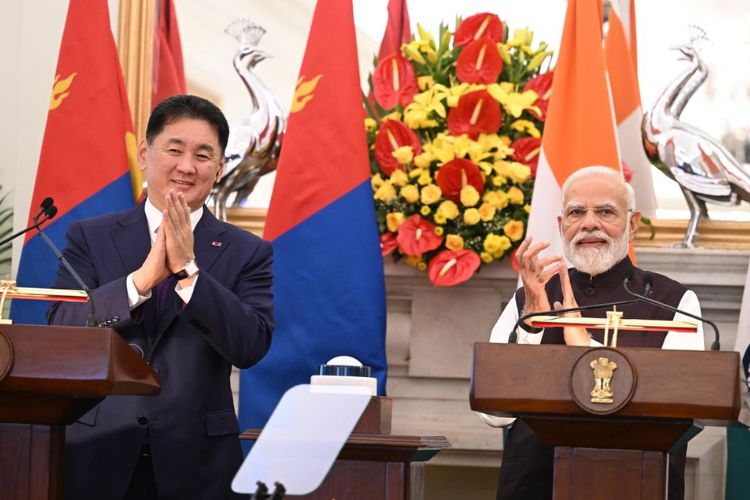 पंतप्रधान नरेंद्र मोदी यांच्यासमवेतमंगोलियाचे राष्ट्राध्यक्ष उखनागीन खुरेलसुख