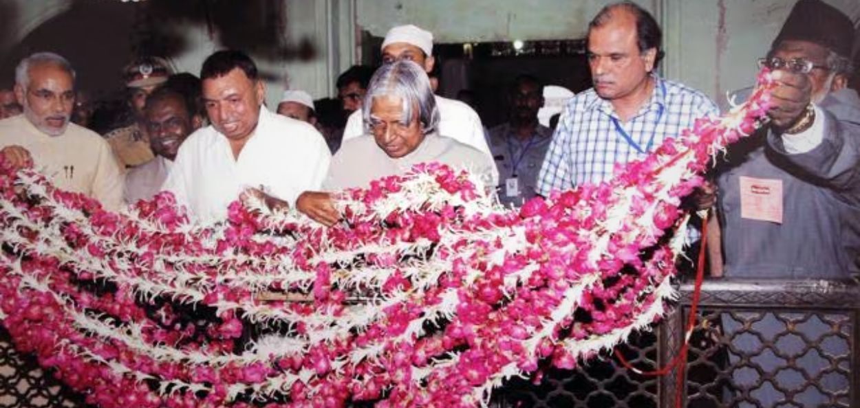 माजी राष्ट्रपती डॉ. कलाम, गुजरातचे तत्कालीन मुख्यमंत्री नरेंद्र मोदी यांच्यासोबत अहमदाबाद येथील सुफी संत शेख अहमद खट्टू गंजबक्ष यांच्या दर्ग्याला भेट देताना.