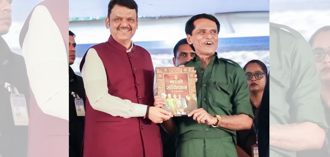 शरणागती पत्करल्यानंतर मुख्यमंत्री  देवेंद्र फडणवीस यांच्याकडून संविधान स्वीकारताना मल्लोझुला वेणुगोपाल राव उर्फ भूपती 