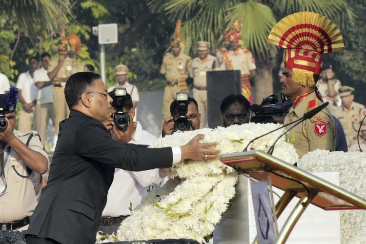 इंटेलिजन्स ब्युरोचे (IB) संचालक तपन डेका हे कर्तव्य बजावताना शहीद झालेल्या पोलीस कर्मचाऱ्यांच्या सर्वोच्च बलिदानाला आदरांजली वाहताना 