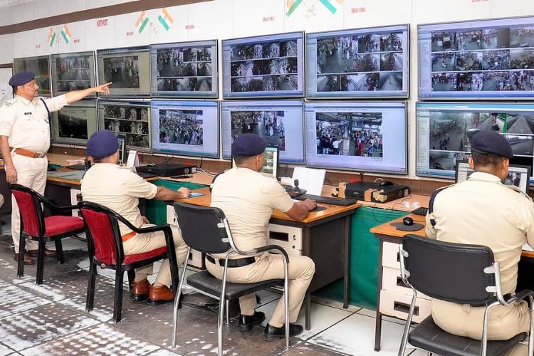 रेल्वे कंट्रोल रूमचे दृश्य 
