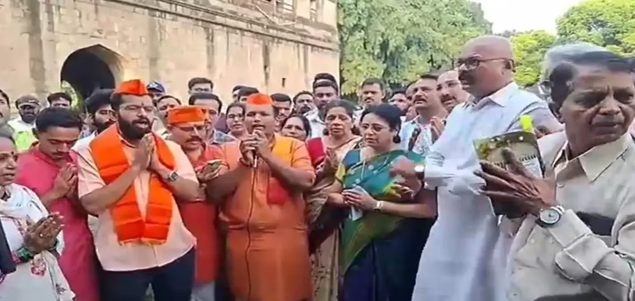 शनिवारवाड्यात 'शुद्धीकरण' करताना भाजप खासदार मेधा कुलकर्णी 