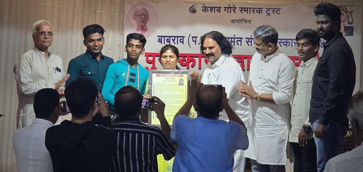  सामाजिक कार्यासाठी पुरस्कार स्विकारताना रुक्साना मुल्ला