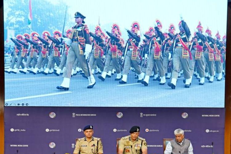 'राष्ट्रीय एकता दिवस'विषयी माहिती देताना अधिकारी 