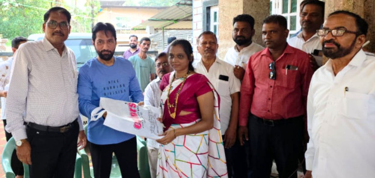 उधळेमधील महिलांना भेटवस्तू देताना बशीर हजवानी