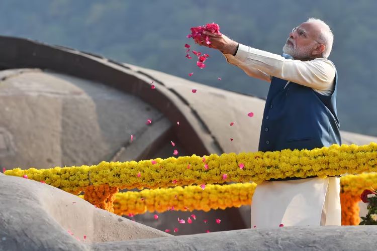 पंतप्रधान नरेंद्र मोदी यांनी सरदार वल्लभभाई पटेल यांच्या १५० व्या जयंतीनिमित्त गुजरात येथील 'स्टॅच्यू ऑफ युनिटी' येथे पुष्पहार अर्पण करून आदरांजली वाहिली पंतप्रधान नरेंद्र मोदी यांनी सरदार वल्लभभाई पटेल यांच्या १५० व्या जयंतीनिमित्त गुजरात येथील 'स्टॅच्यू ऑफ युनिटी' येथे पुष्पहार अर्पण करून आदरांजली वाहिली